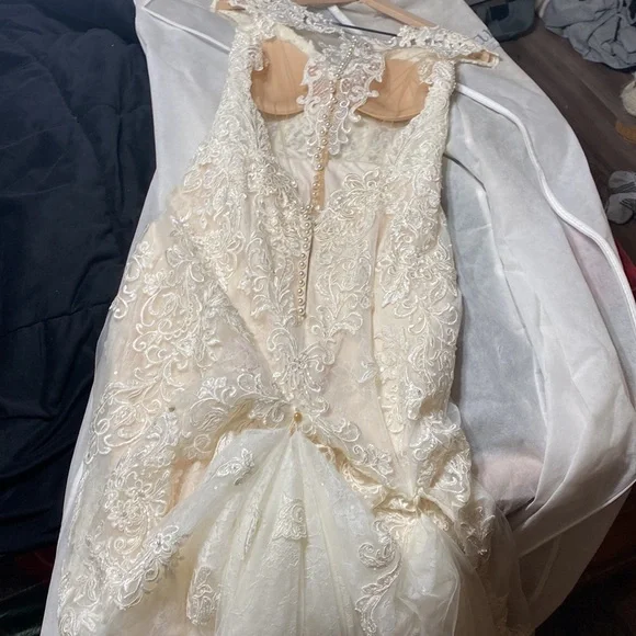 Wedding dress in good shape has been well cared for - Picture 3 of 8